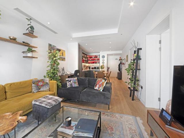 Flat for sale in London City Island, Blackwall