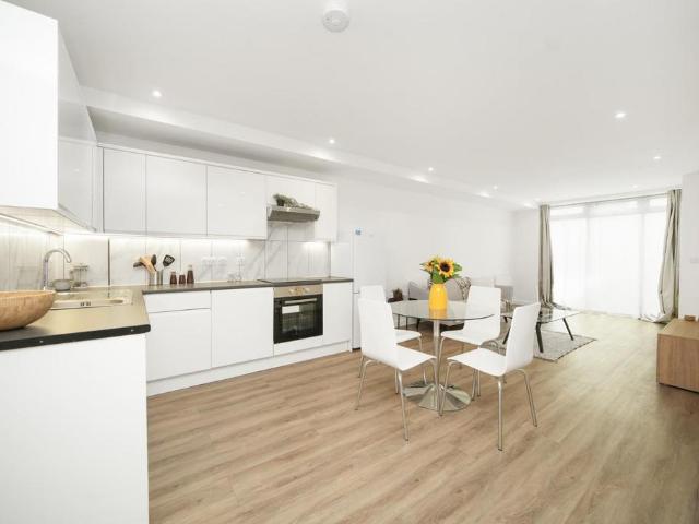 Flat for sale in Suttons Wharf, Mile End