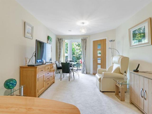 Flat for sale in Albany Park, Halfway Street