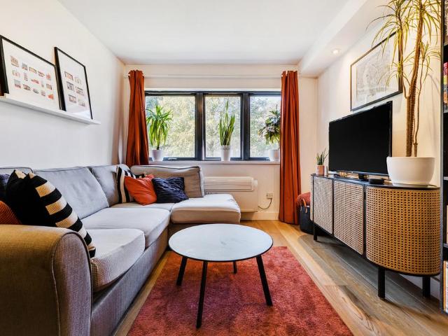 Flat for sale in Bermondsey Village, Greater London