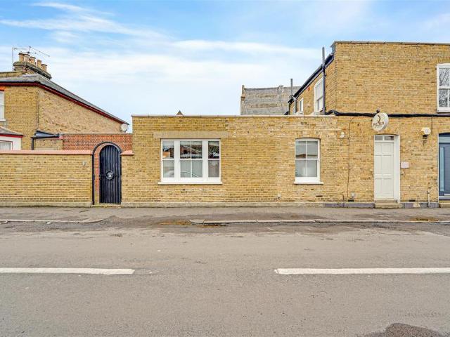 Flat for sale in Hampton Hill, Greater London