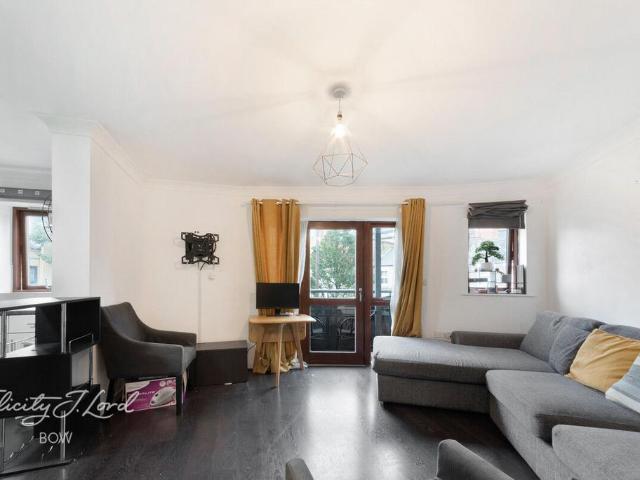 Flat for sale in Bromley-by-Bow, Poplar Grove