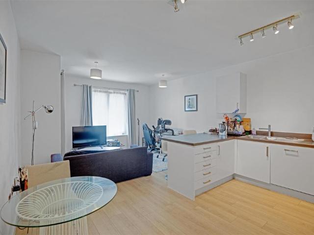 Flat for sale in Canning Town, Greater London