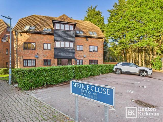Flat for sale in Noak Hill, Essex