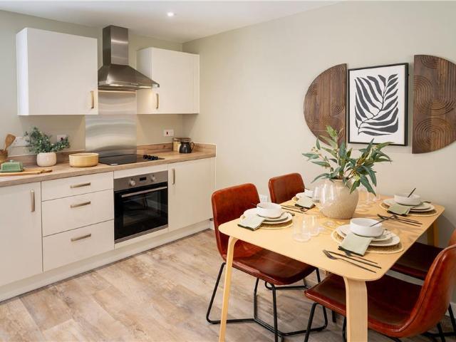 Flat for sale in Heol-las, Surrey