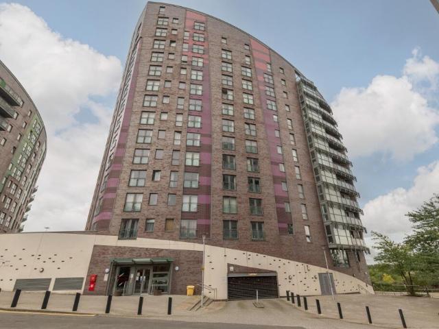 Flat for sale in Richmond Hill, West Yorkshire