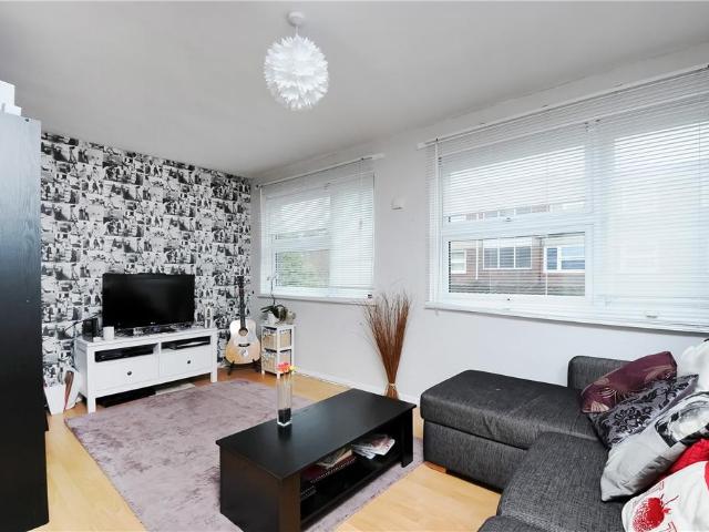 Flat for sale in Balham, Greater London