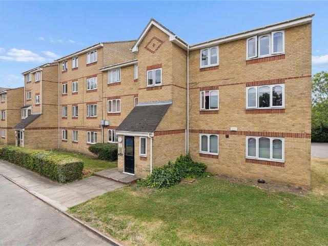 Flat for sale in Vange, Essex