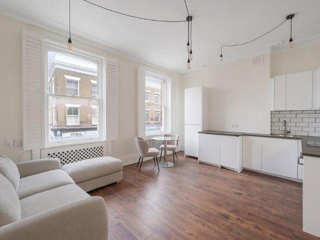 Flat for sale in Battersea, Greater London
