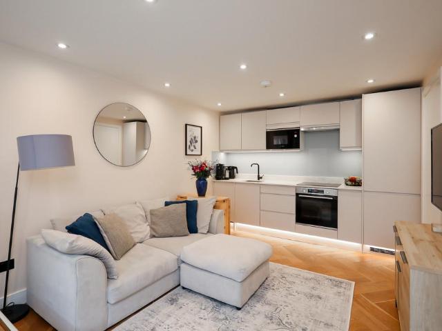Flat for sale in Hampton, Greater London
