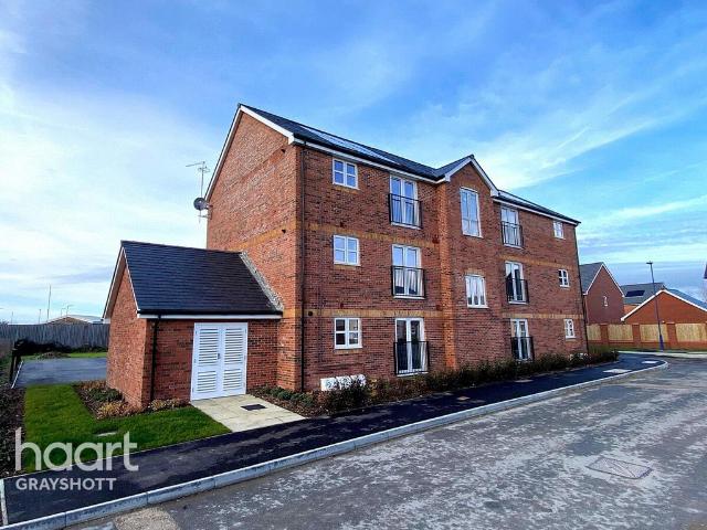 Flat for sale in Littlecote, West Sussex