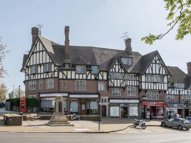 Flat for sale in Pinner, Greater London
