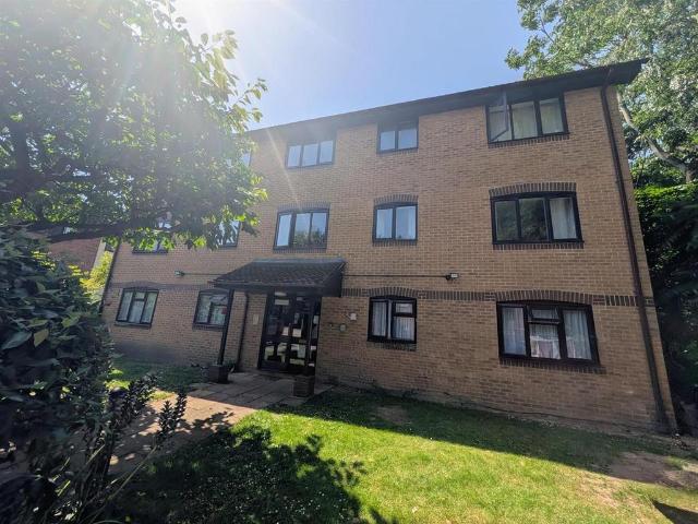 Flat for sale in Eastleigh, Helford