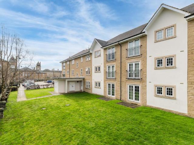 Flat for sale in Tranmere Park, West Yorkshire
