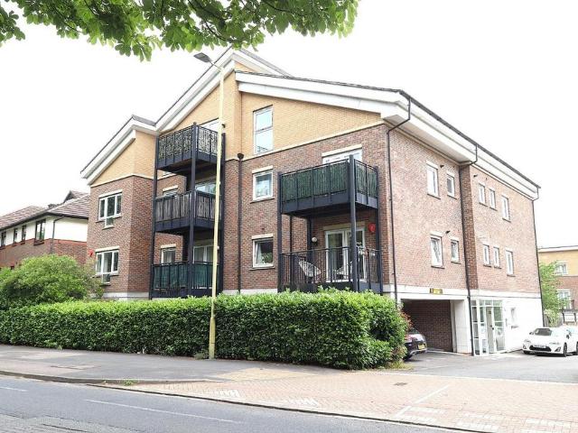 Flat for sale in North Watford, Hertfordshire