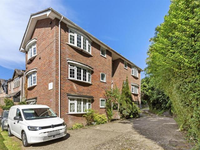 Flat for sale in Totteridge, Cressex