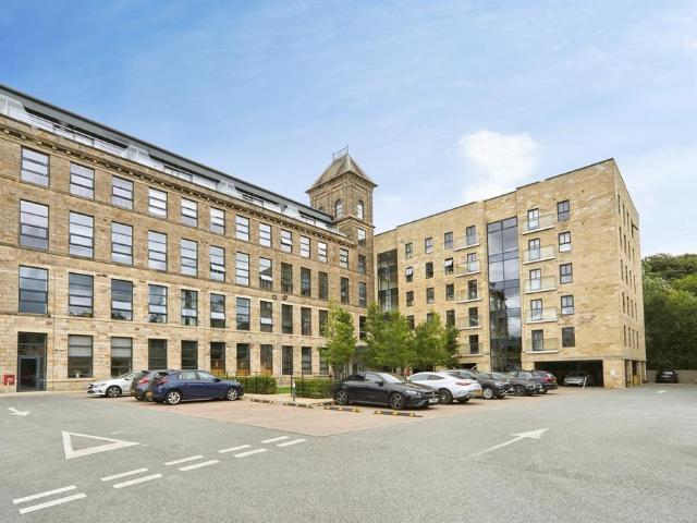 Flat for sale in Horsforth Woodside, Leeds