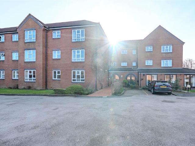 Flat for sale in Roundhay, West Yorkshire