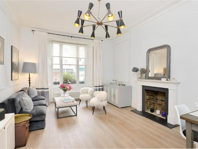 Flat for sale in Kensington, Greater London
