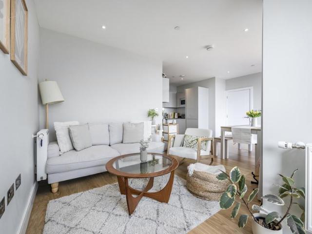 Flat for sale in Summerstown, Greater London