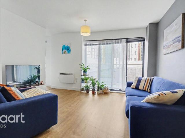 Flat for sale in Quarry Hill, West Yorkshire