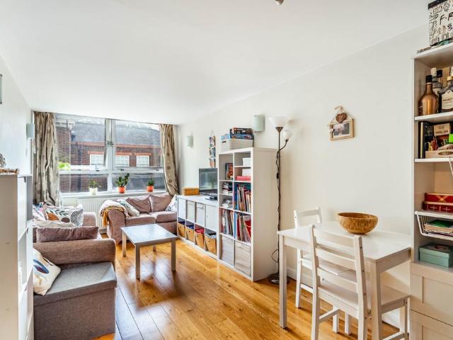 Flat for sale in St Albans, Five Acres