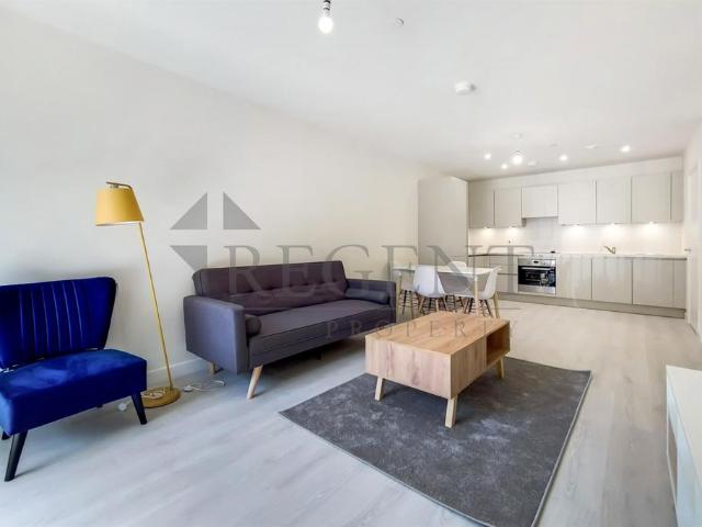 Flat for sale in Harrow Weald, Greater London