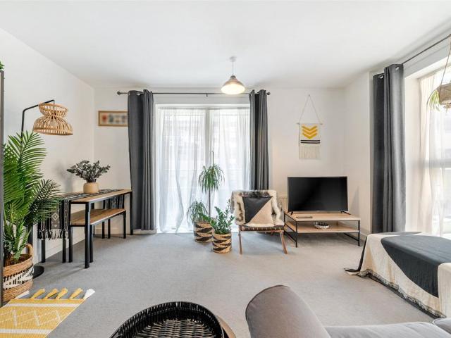 Flat for sale in North End, Greater London