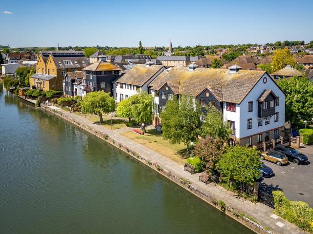 Flat for sale in Kings Hill, Colliers End