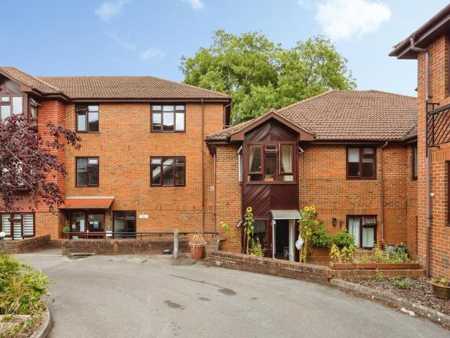 Flat for sale in Woodbridge Hill, Guildford