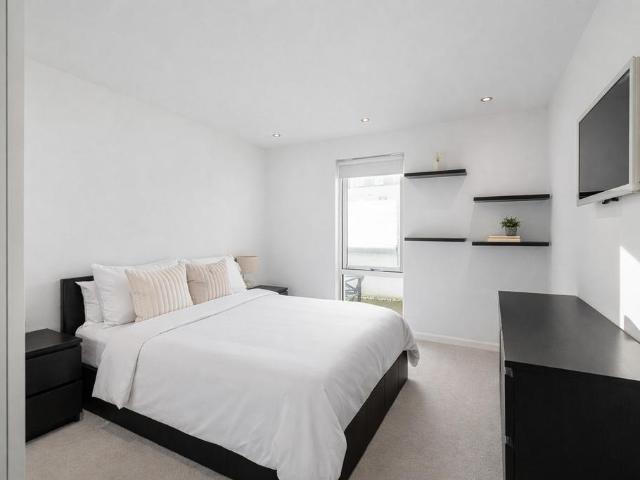 Flat for sale in Surbiton, Greater London