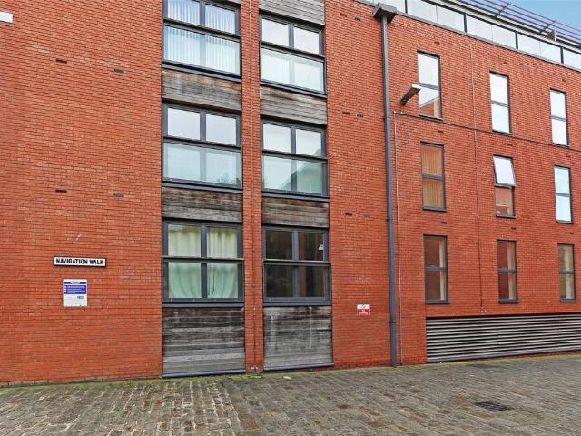 Flat for sale in Belle Isle, West Yorkshire