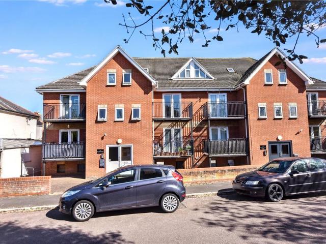 Flat for sale in Dale Hill, Essex