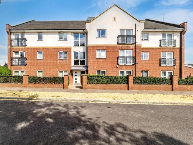Flat for sale in Laindon, Essex