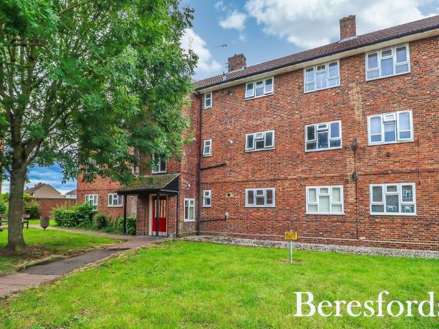 Flat for sale in South Ockendon, Essex