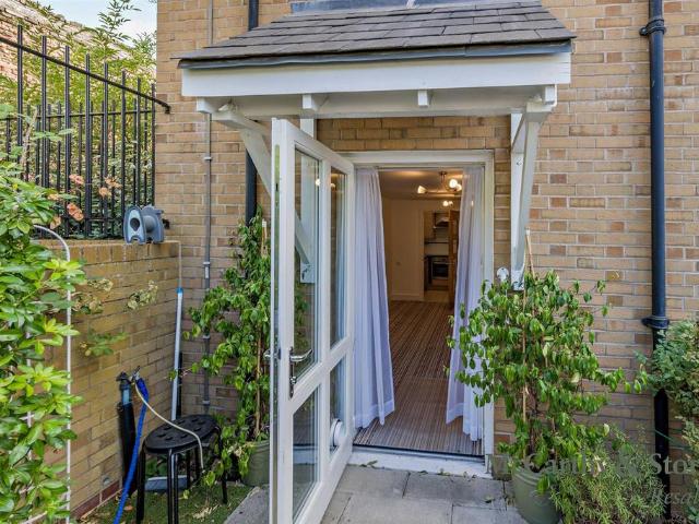Flat for sale in Kings Hill, Colliers End