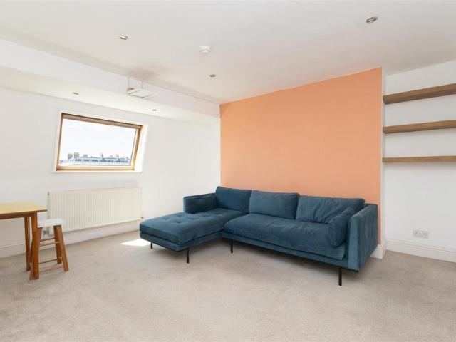 Flat for sale in Bohemia, Guestling Green