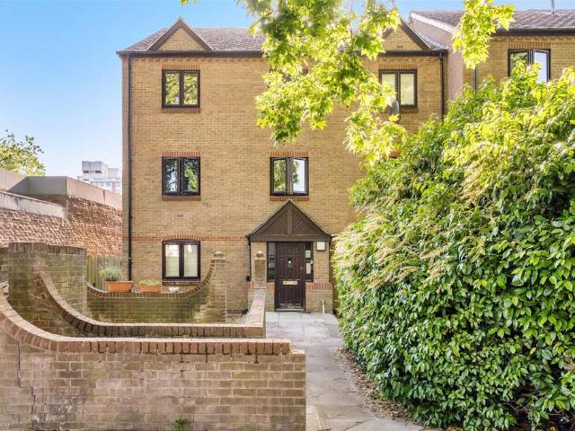 Flat for sale in Norbiton, Greater London