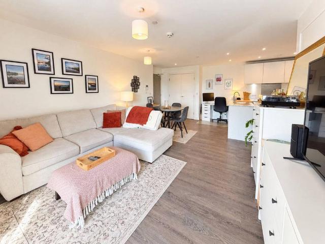Flat for sale in Winchmore Hill, Greater London