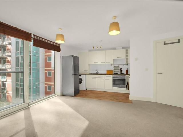 Flat for sale in Vauxhall, Greater London
