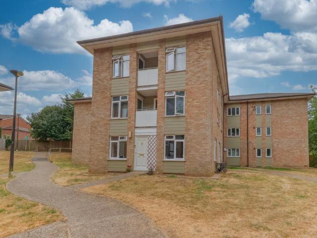 Flat for sale in Chepping Wycombe, Flackwell Heath