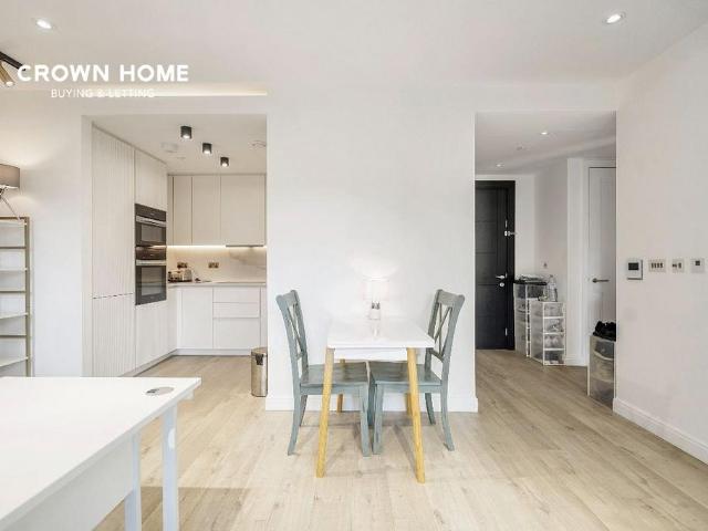 Flat for sale in Finsbury, Greater London