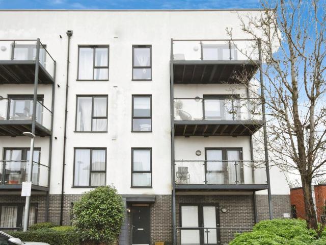 Flat for sale in Harold Wood, Greater London