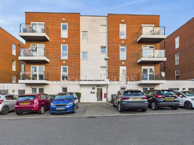 Flat for sale in Barnes Cray, Greater London