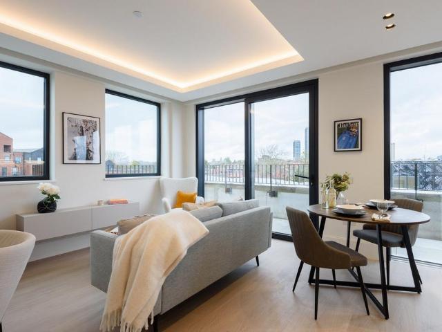 Flat for sale in London Borough of Ealing, Greater London