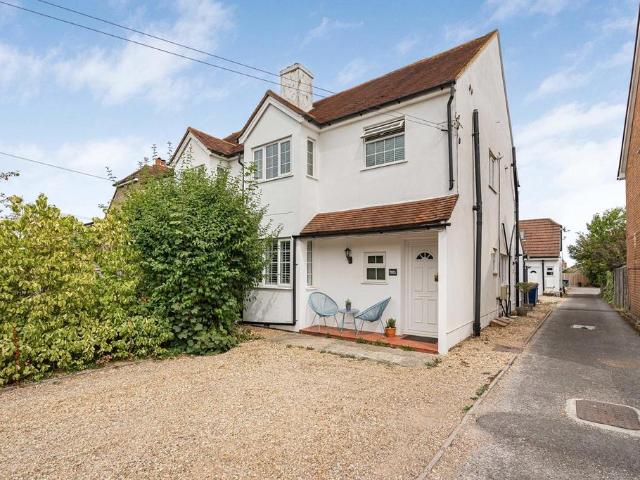 Flat for sale in Wrecclesham, Fole