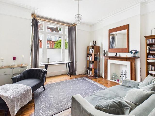 Flat for sale in Tulse Hill, Greater London