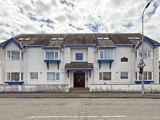 Flat for sale in Bangor, Wales