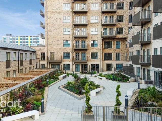 Flat for sale in Hayes, Greater London