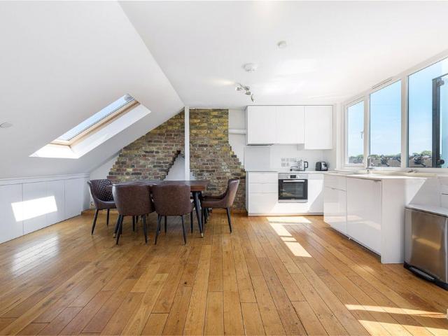 Flat for sale in Clapham Junction, Greater London